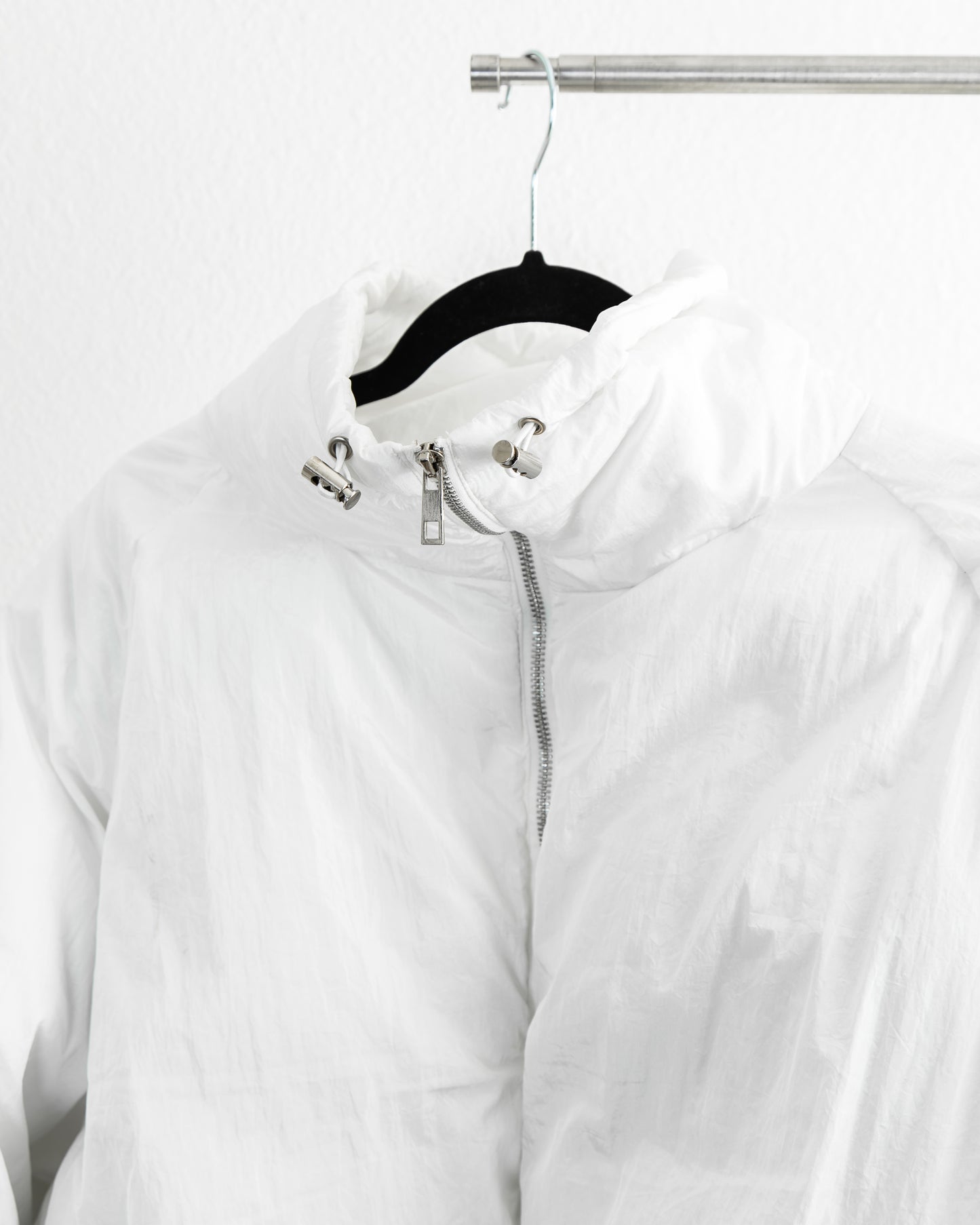 PRETTY LITTLE LIARS Cropped Puffer Jacket in White